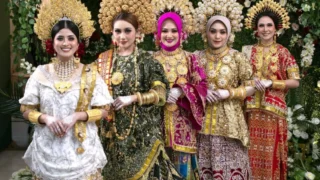 Busana Adat dan Filosofi Warna